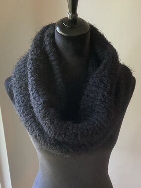 Like new Bass Black Chunky Knit Infinity Scarf